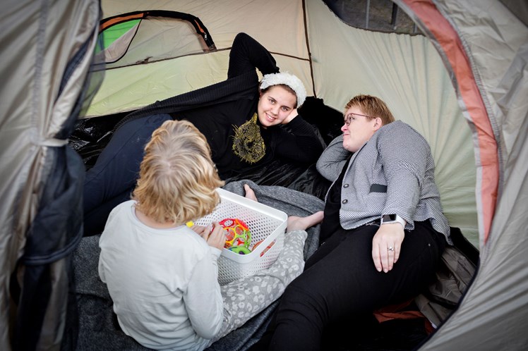 Socialpædagogerne på Sommerfuglen arbejder meget med at skabe rum i rummet og lave mindre opdelinger, så en gruppe børn som her kan være med i haven, samtidig med at de er afskærmet i et telt. På den måde er der mulighed for at trække sig lidt uden at trække sig helt væk. Eller, som de siger på Sommerfuglen: at være perifert deltagende.