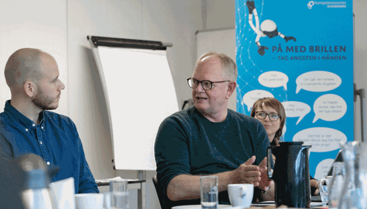 Socialpædagog Michael Berdiin Hansen (tv) fortalte om, hvordan de arbejder med Virtual Reality til bl.a. at træne borgerne i at køre bus, gå til møder og handle.