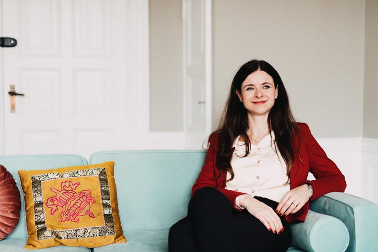 Ifølge Rikke Østergaard kan vi mennesker holde til meget, så længe der er motivation og opbakning fra flokken, og vi gør det sammen. Men er der dårlig stemning, og har du ingen indflydelse, så får du nemmere stress. – Husk, du kan altid være med til at kontrollere stemningen, hvis du er bevidst om det og ikke lader dig kapre af krokodillehjernen, siger hun.