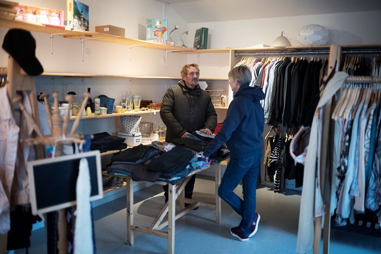 På Lindevang er der ’dusørjob’, hvor beboerne får 25 kr. i timen oven i fx en pension. Beboerne kan bl.a. vælge mellem job i Genbrugsen, haven, caféen, træværkstedet og drivhuset.