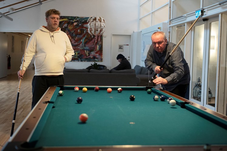 Alle bostøtter på Lindevang har været på en intern uddannelse, hvor de bl.a. har lært om den anerkendende samtale og forskellige spørgeteknikker. Den teori kommer i brug, når muligheden opstår. For mange vigtige samtaler foregår på uformel vis, når beboer og bostøtte er sammen om noget helt tredje.
