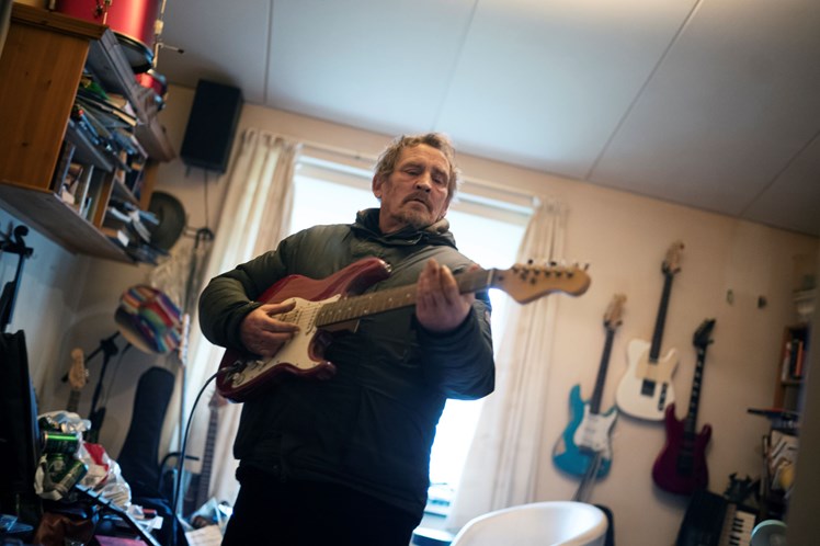 John er 58 år. Han har boet på Lindevang i 32 år og var med til at starte deres genbrug op for 25 år siden. John er med i Lindevangs beboerband, der en gang imellem spiller op til fest.