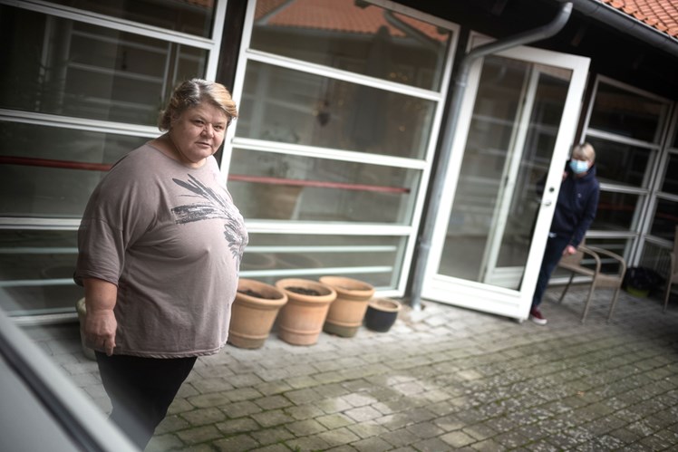 Oksana Zinic har mange forskellige job på Lindevang og arbejder bl.a. i drivhuset og haven. – Det at arbejde betyder, at man får mening med livet. At holde sig i gang med arbejde betyder også, at man ryger mindre. Og at der er mindre tid til at drikke øl. Man får noget andet i livet end fx at drikke, fortæller hun.
