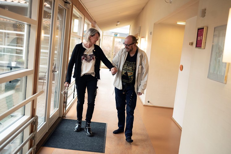 Mange samtaler foregår på en uformel måde, hvor beboere og socialpædagoger er sammen om noget helt andet. Selvom det virker hjemligt og naturligt, bruger socialpædagogerne deres faglighed og trækker fx på viden om den værdsættende samtale, miljøterapi og såvel narrative som metakognitive metoder. Her tager sektionschef Pernille Reinhardt en tur med beboeren Asger Pedersen.