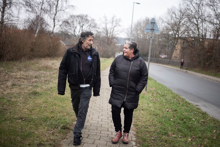 Bostøtte og socialpædagog Pernille Stilling, der her følges med beboer Mikael Ringe, fortæller, at udgangspunktet for det socialpædagogiske arbejde altid er beboerens egne drømme og håb. – Men lige når de kommer, går vi selvfølgelig ikke bare i kødet på dem og siger: Goddaw du, hvad er dine drømme og håb? Vi bygger langsomt relationen op gennem uforpligtende samvær som fx en gåtur til Rema, siger hun.