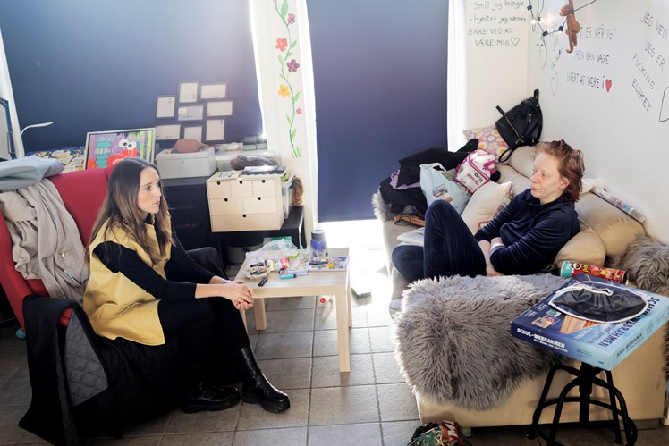 Nogle af beboerne ønsker at skrive dagbogsnotatet sammen med socialpædagogen, når dagen er ved at være omme. Andre ønsker at få læst gårsdagens dagbogsnotat op og derudfra snakke om det skete.