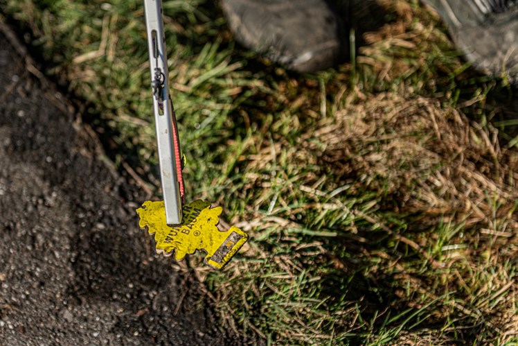 Der er næsten ingen grænser for, hvad der dukker op i naturen, når miljøteamet jagter skrald. Ifølge socialpædagog Palle Helbo Frisk har miljøteamet både fundet bildæk, et nødtoilet og gasflasker på deres vej – men det mest almindelige er emballage og cigaretpakker. – Vi finder plast og McDonald’s-indpakning i rå mængder, siger han.