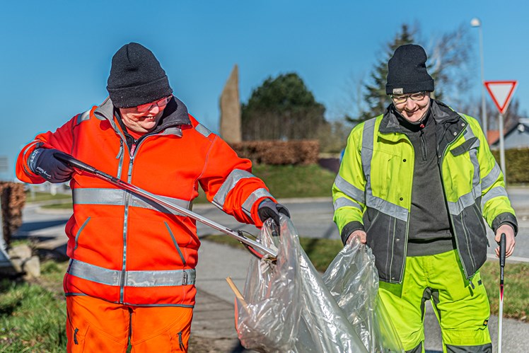– Vi får næsten lige så mange thumbs up fra folk, der kører forbi, som vi finder cigaretskodder i naturen. Det giver beboerne en stor tilfredshed, når de efterlader en helt ren vejbane – og når de får anerkendelse fra lokalområdet for deres indsats, fortæller socialpædagog Palle Helbo Frisk. Her er det Annette (tv.) og Jacob, som begge er faste deltagere på miljøteamet.