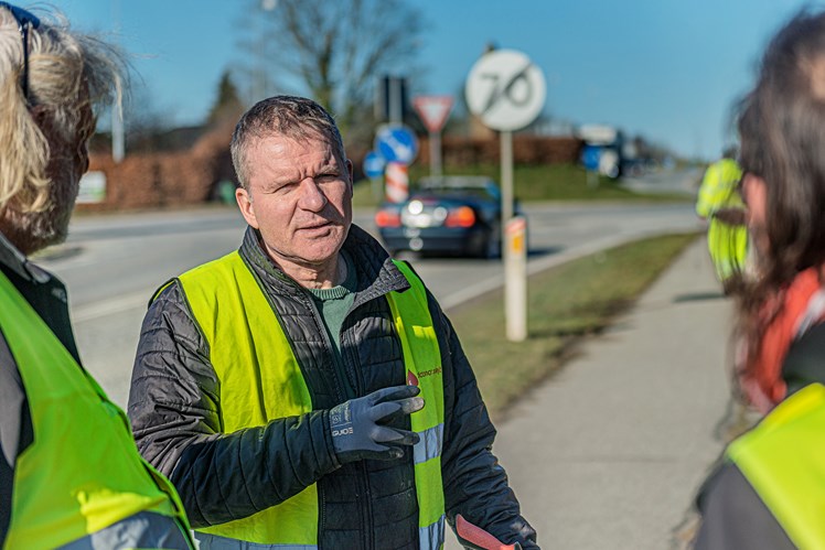 Peter Barlach bor i Harlev og deltager altid som frivillig. Frem mod hver affaldsindsamlingstur sender han en sms til to af beboerne i miljøteamet, hvor de aftaler ruten. – Samarbejdet med lokalsamfundet er vigtigt. Det viser, hvor værdifuldt vores arbejde er, og det skaber en positiv fortælling om vores beboere, som jo ellers ofte møder mange fordomme, lyder det fra socialpædagog Pedro da Palma.