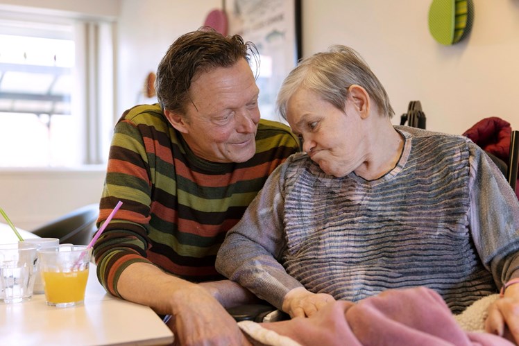 – Når vi håndterer medicin, bygger det på et grundigt relationsarbejde, hvor vi skaber struktur og genkendelighed for beboerne, siger socialpædagog og TR Peter Amtoft Mikkelsen.