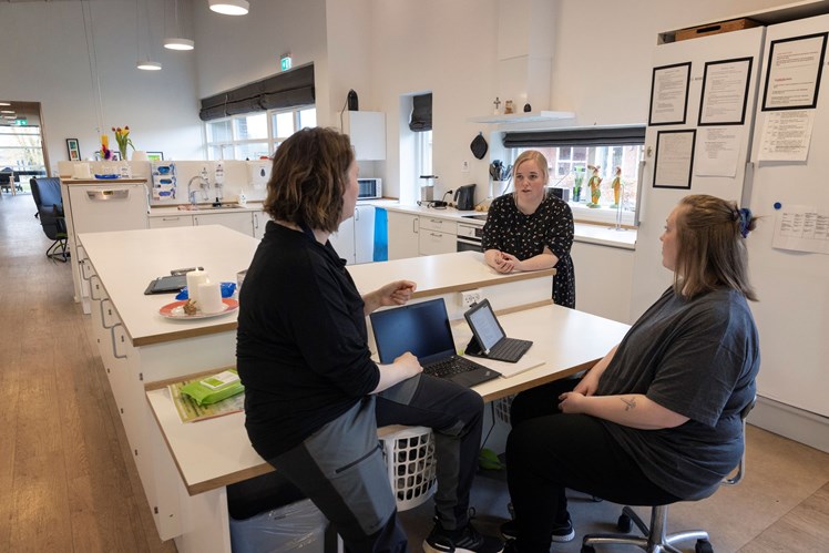 De to socialpædagoger Lise Kold Roursgaard (i midten) og Betina Østergaard Madsen (th.) føler sig begge mere sikre i at spotte alle de små vigtige tegn på evt. sygdom hos borgerne, fordi de altid kan få vejledning fra sygeplejerske Charlotte Jakobsen.
