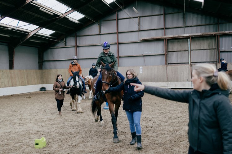 – Alle har ret til at tage en uddannelse, og alle har ret til at dyrke sport. Ridningen handler også om at gøre noget, som alle andre unge gør. Eleverne ser deres søskende gå til svømning eller ridning, de skal også have muligheden, siger Elisabeth Simonsen, leder af Maglemosen.
