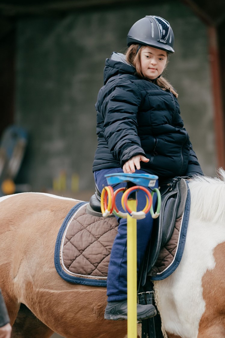 – Heste har en sjette sans. De kan fornemme, når de har en rytter med særlige behov eller sårbarhed i nærheden, siger Maria Kroman, daglig leder af Ballerup Rideklub.