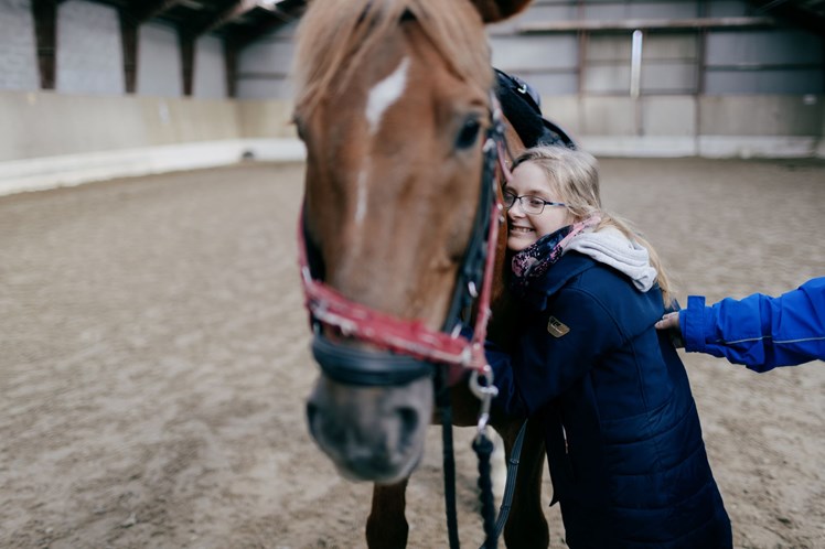 Eleverne har deres faste heste – det skaber tryghed og genkendelighed. Ridningen styrker bl.a. de unges muskulatur og motorik. Julie, som sidder i kørestol, får oplevelsen af frihed og bevægelighed, når hun kommer op på hesten.