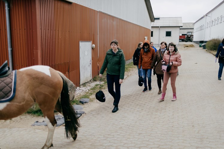 Hele personalegruppen har været åbne for, at det her kunne lade sig gøre. Det kræver fleksibilitet og velvilje fra personalets side, da der skal være mange med til at trække. Men alle bakker op. – Det er fedt at kunne gøre nogle hyggelige ting og give eleverne nogle oplevelser, siger socialpædagog Camilla Horn.