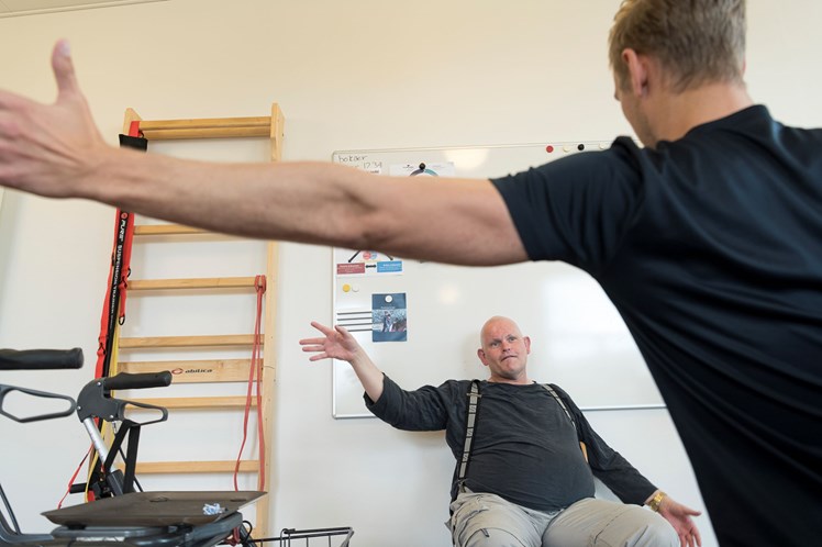 Søren træner med fysioterapeuten tre gange om ugen, og det har en stor effekt på hans livskvalitet, fortæller socialpædagog Pia Røpke. – Søren har virkelig gavn af træningen. Hans balanceevne er blevet bedre, og han kan nu gå selv med blot én hånd på sin rollator. Desuden er det tydeligt, at han får mere selvværd, i takt med at han oplever en masse små succeser i træningslokalet, siger hun.