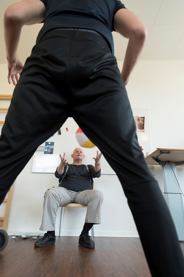 Beboerne på Kærvang lider af skizofreni, depression, personlighedsforstyrrelser og andre psykiske sygdomme. Søren er 51 år og har ud over sine psykiske lidelser også sklerose. Han er meget udfordret på sin balance, koordination og timing, og træningen fokuserer derfor på at styrke hans finmotorik og koordinationsevne. – Mit immunforsvar æder mig op indefra. Det er ikke sjovt, for det skulle jo passe på mig, siger Søren.