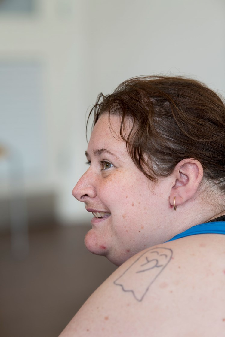 Når Kristina er i træningstøj, kan man se, at hun har et sødt spøgelse tatoveret på sin skulder. – Jeg er jo skizofren, og jeg kan blive meget bange for spøgelser, selvom jeg godt ved, at de ikke findes. Derfor har jeg fået lavet mit eget spøgelse på armen, som passer på mig, når det hele bliver for meget. Det er min veninde, der har tegnet tatoveringen, og den betyder meget for mig, siger Kristina.