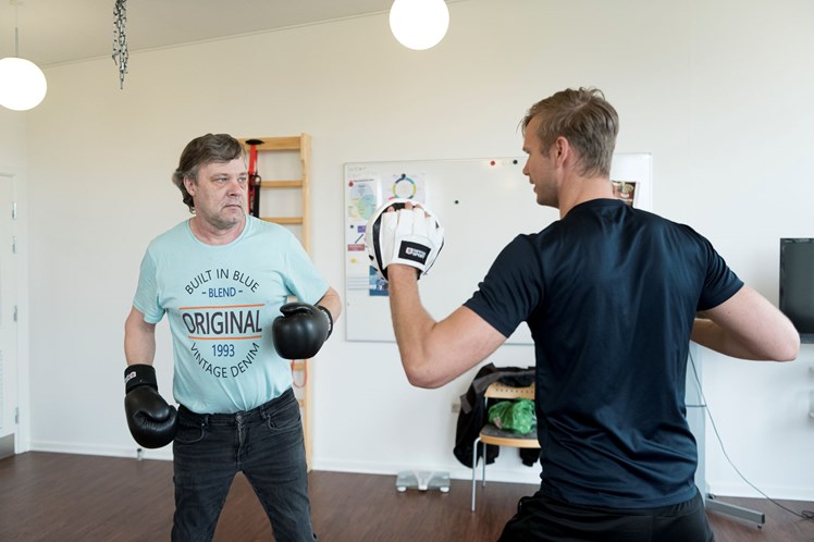 Venstre, højre og hug. Venstre, højre og uppercut. Fysioterapeut Nikolaj Nielsen råber til Brian, hvordan slagene skal falde, mens han forsøger at overdøve Rolling Stones, Brians yndlingsband, i højtaleren. Boksetræning er intens og sjov og styrker både timing og koordination. Det er ikke til at se, at Brian lider af angst og er bange for at falde, når han bevæger sig selvsikkert rundt med boksehandsker på.
