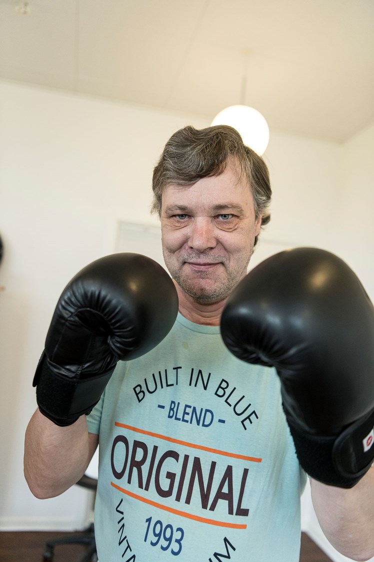 Brian bliver nemt svimmel, og han har problemer med at styre sit venstre ben. – Men jeg kan godt mærke, at jeg bliver gladere og får det bedre, når jeg træner med Nikolaj, siger Brian.