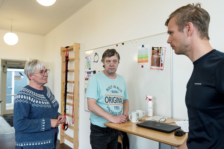 Det er vigtigt med et godt samarbejde mellem fysioterapeuten og socialpædagogerne på Kærvang. – Brian kan godt glemme, at han skal til træning. Som de øvrige beboere har han et stort behov for forudsigelighed i sin hverdag, og derfor gør vi meget ud af at forberede ham og motivere ham til at være klar, når Nikolaj kommer for at hente ham, siger socialpædagog Kirsten Hundahl (tv.).