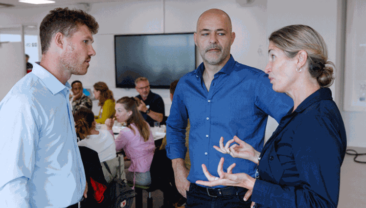 Socialrådmand i Aarhus Kommune Anders Winnerskjold (tv), kredsformand Gert Landergren Due og Gertje Lahn Petersen fra VIA var med til at byde de meritstuderende velkommen.