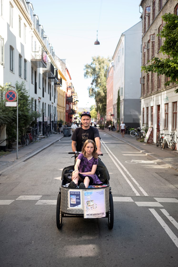 Lektor Jacob Graack bor på Nørrebro med sin datter Vilma og har en fortid i Ungdomshuset og som faglig leder i et dagtilbud i bydelen.