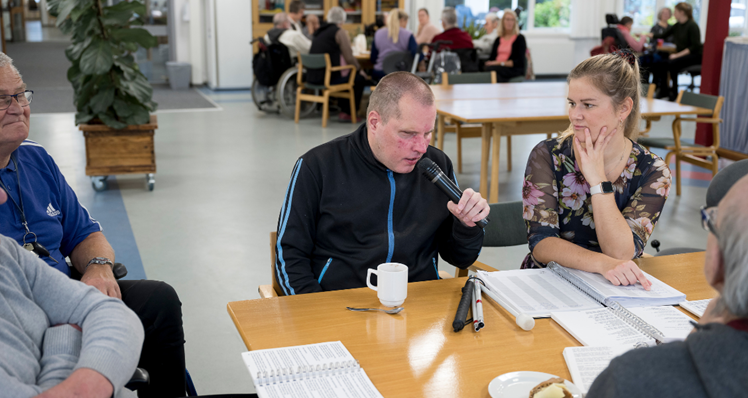 Frank er blind og er gennem snart ti år kommet på Lejbjergcentret flere gange om ugen. Frank er bl.a. aktiv i kulturudvalget, som planlægger sociale arrangementer, foredrag og musikarrangementer på Lejbjergcentret. Han er også fast tovholder til morgensamlingerne, hvor han med rolig og myndig stemme står for at formidle vigtige informationer og fælles beskeder til resten af huset.