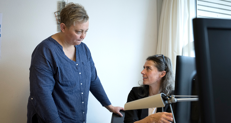 Socialpædagogerne Alice Lambertsen (tv.) og Betina Sarup bruger ikke længere tid på meningsløs dokumentation ved computeren. Før var der for hver borger på Lejbjergcentret typisk formuleret tre konkrete delmål. Borger skal vande blomster, køre ud med skraldespanden, cykle to km på kondicykel osv. Men personalet brugte alt for meget tid på at holde styr på de mange delmål for de mere end 100 borgere. I dag er de individuelle delmål erstattet af et enkelt delmål, der er fælles for alle borgere: Borgerne sætter deres ressourcer i spil.