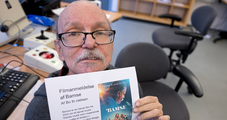 Bo er fast filmanmelder i Lejbjerg Nyt. Han er filmnørd og fortæller, at han har mere end 700 dvd’er derhjemme. Til næste nummer har han skrevet en anmeldelse af filmen om Bamse. Selvom den har sine døde perioder, får filmen fire stjerner af Bo.