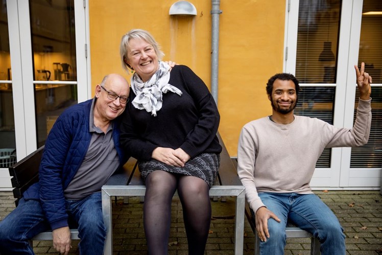 – Jeg regnede ikke med, at sådan en som mig skulle være med til sådan en oplevelse, siger Benny fra Cafe Danehof (tv.) om sin deltagelse som frivillig i Tour de France. Her sammen med socialpædagog Susanne Degn og Fahad fra Carlsminde Kollegiet.