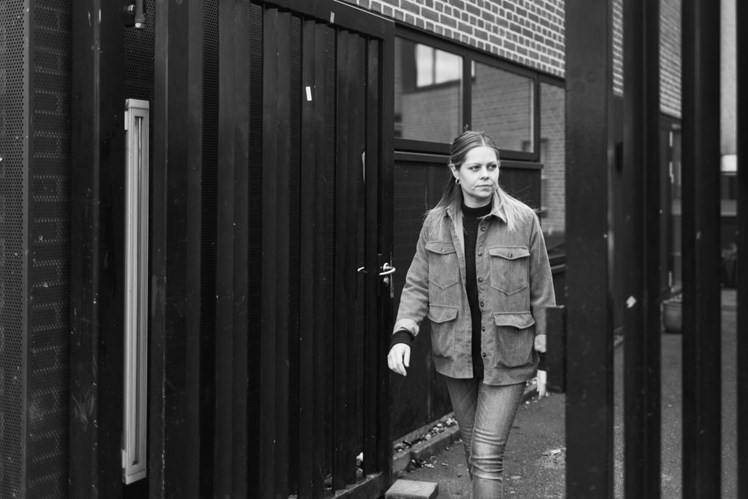 Med sin faglighed er Michele Andersen med til at regulere brugernes adfærd: – De prøver virkelig at være den bedste version af sig selv, selvom de lever et hårdt liv. Med den støtte, de får her, er vi med til at hjælpe dem med at finde gode hensigtsmæssige adfærdsstrategier, så de bedre kan begå sig i omverdenen, siger hun.