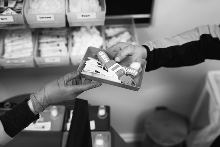 Stofindtagelsesrummet har fem pladser, og der sidder altid en medarbejder i rummet, som udleverer udstyr til sikker indtagelse: sterile nåle, sprit-servietter, sprøjter, rent vand osv. Brugerne har en halv time til at tage deres stof og gå ud igen.