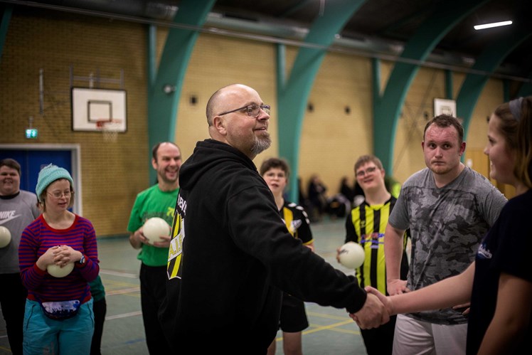 Martin Byder har været frivillig håndboldtræner i Aakirkeby Idrætsforening i årevis. Til daglig er han socialpædagog i Bornholms Regionskommune. Og selvom han altså ikke er på arbejde tirsdag aften, trækker han alligevel på sin socialpædagogiske faglighed i sin trænergerning. – Relationsarbejdet er en spidskompetence fra mit daglige arbejde. Det handler om at lære mennesker at kende og hjælpe dem til at indgå i et fællesskab. Her er forudsigelighed og genkendelighed meget vigtigt, så jeg gør meget ud af at italesætte øvelserne og skabe en forståelsesramme.