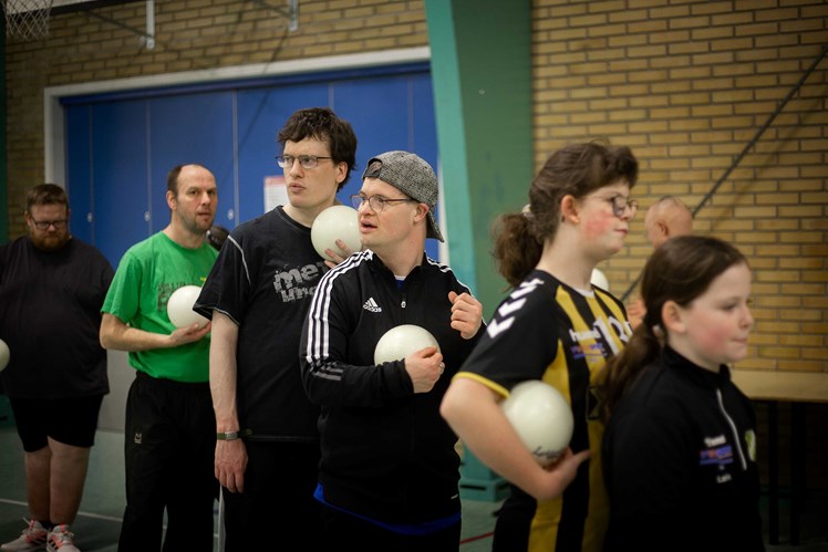 Granit Champz er et tilbud for unge og voksne med kognitiv funktionsnedsættelse. – Men det er ikke det, der er vigtigt her. Her er alle først og fremmest håndboldspillere, og her får de mulighed for at dyrke idræt på lige fod med alle andre, siger socialpædagog og håndboldtræner Martin Byder.