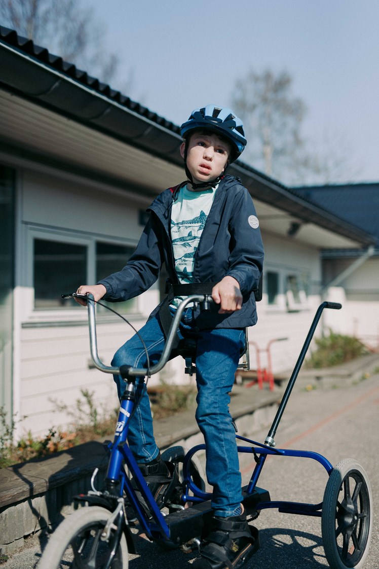 På cykelbanen får børnene – ud over fysisk træning – mulighed for at møde andre børn, og de lærer at forholde sig til verden omkring sig. Alle børnene på 3Kløveren har sanseintegrationsvanskeligheder og har behov for at blive skærmet i forskellig grad. Men der bliver hele tiden arbejdet med at give dem et stillads, så de kan fungere i den hverdag, der bliver budt dem, fortæller faglig leder Jytte Schøler Jørgensen.